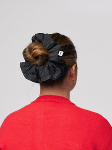 Melissa scrunchie in black crinkle taffeta