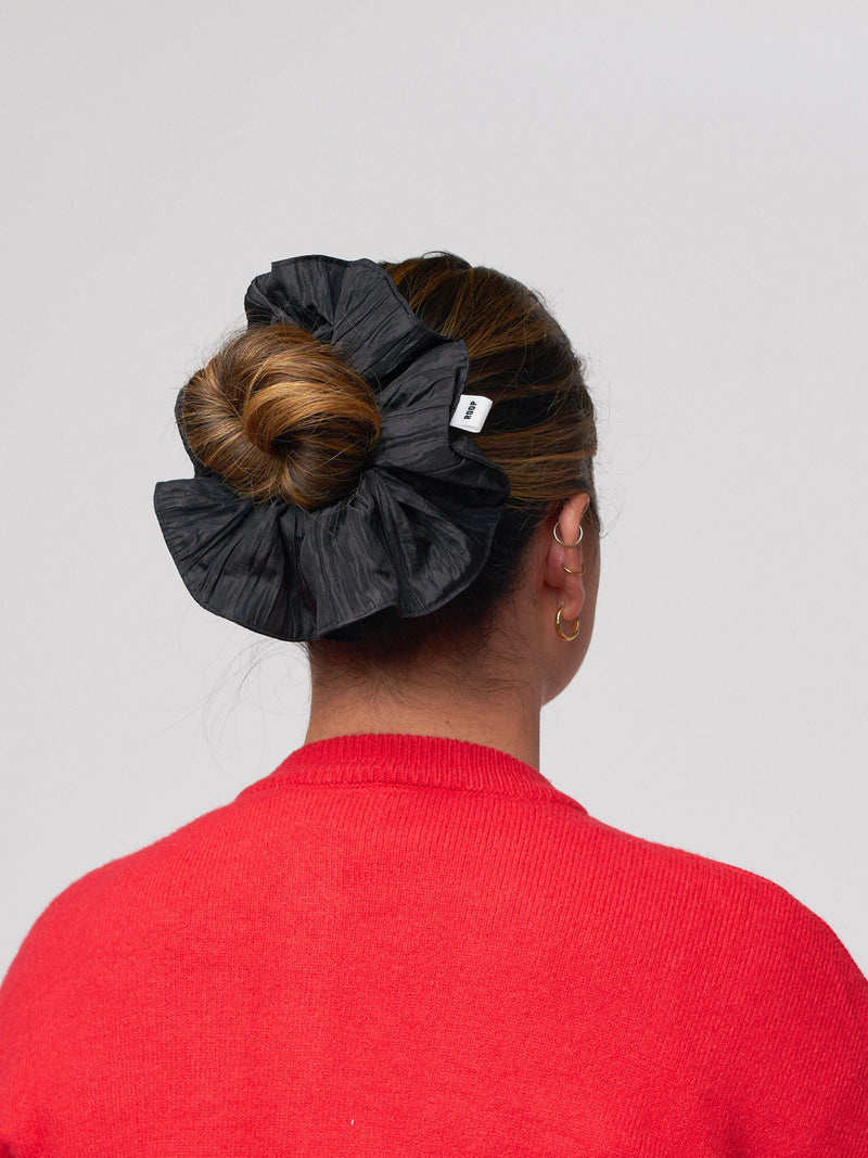 Melissa scrunchie in black crinkle taffeta